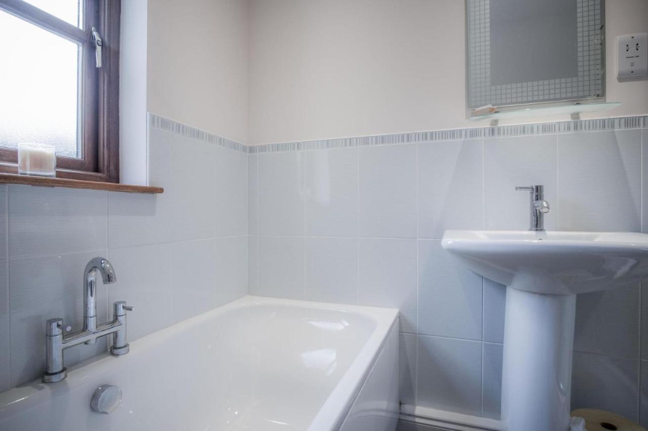 Llais Afon - 3 Bedroom Holiday Home - Фишгард Экстерьер фото